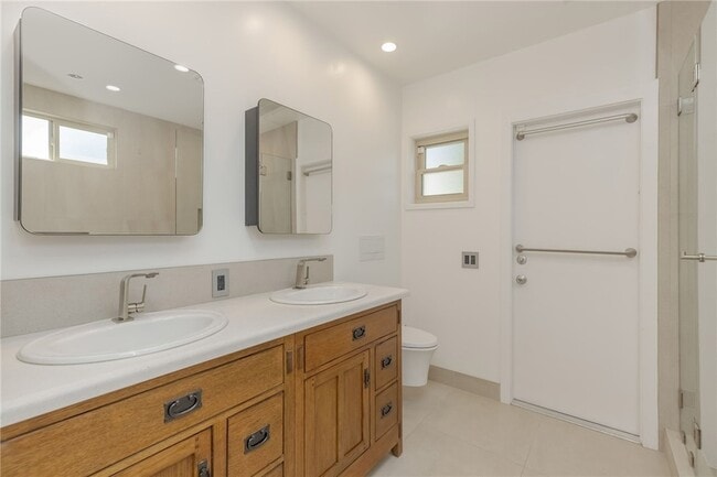 Building Photo - 709 Avenue D