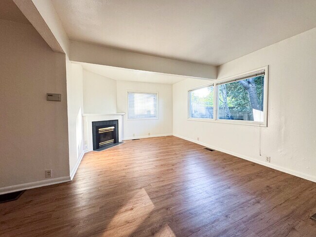 Building Photo - Freshly Updated 4-Bed Retreat Centrally Located in Bellingham