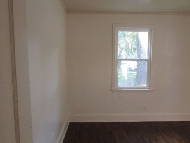 Building Photo - Spacious Three Bedroom