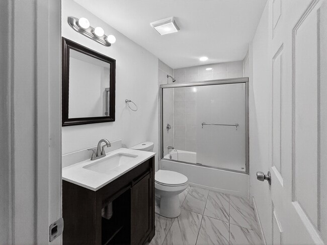 Building Photo - 247 Pilgrim Ave