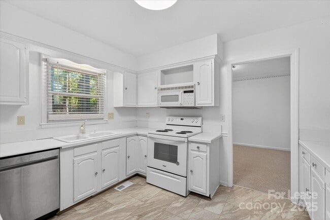 Building Photo - 10917 Blue Heron Dr