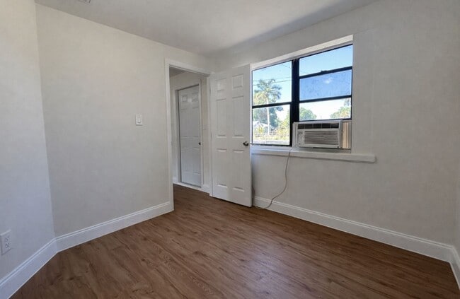 Building Photo - 569 Nuna Ave