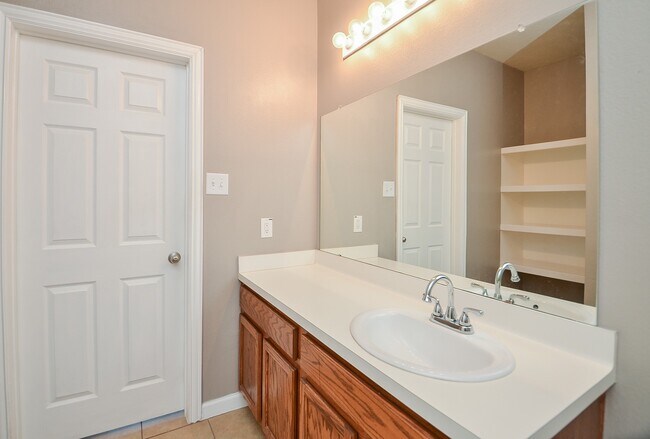 Building Photo - 10806 Woodwind Shadows Dr