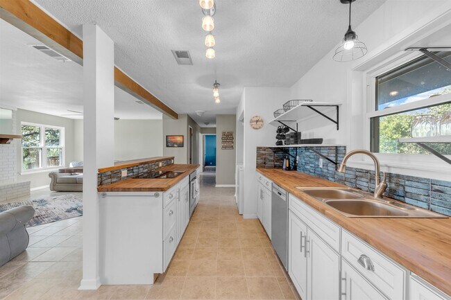Building Photo - 403 Sunset Dr