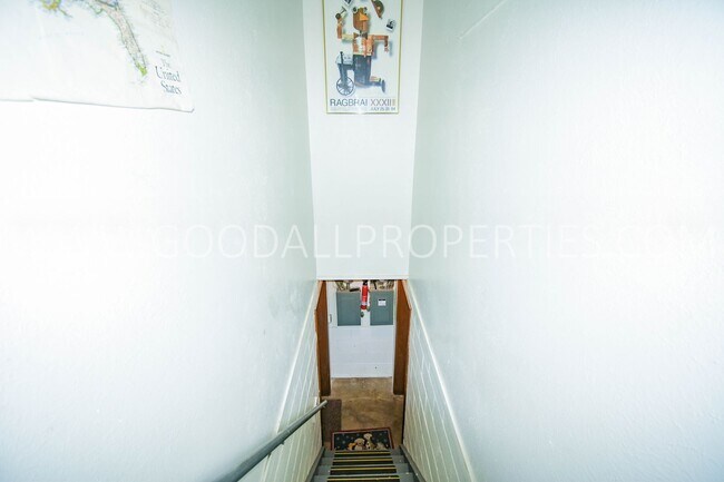 Building Photo - 2 Bedroom 1 Bath duplex home in Windsor Heights with Garage!!!