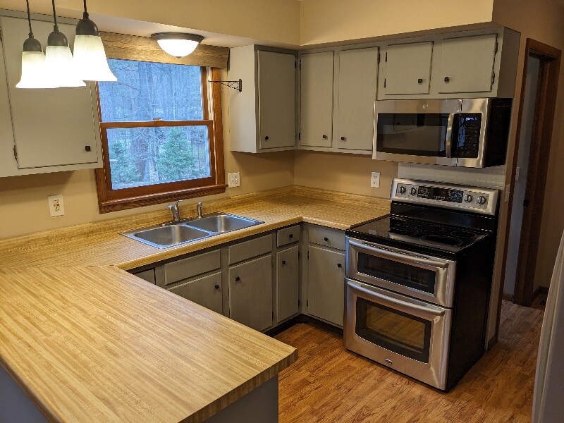 Building Photo - 9815 Wintergreen Dr