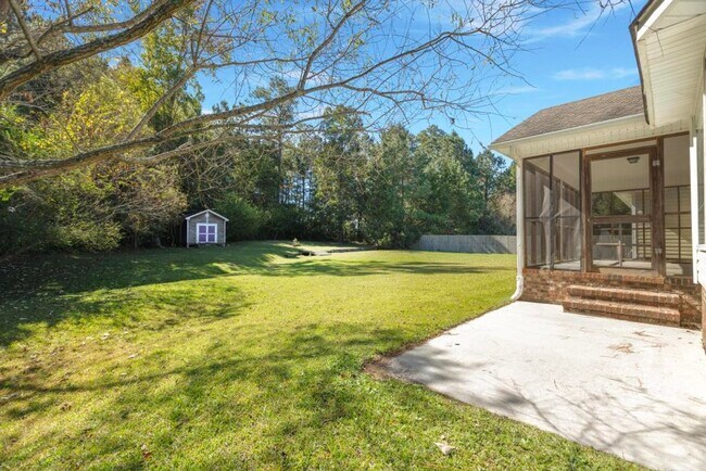 Building Photo - Large Ranch Home with 4BR/ 2 Bath with an ...