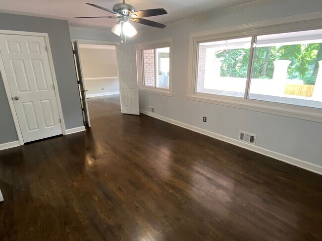 Building Photo - Amazing in town ranch awaits you!