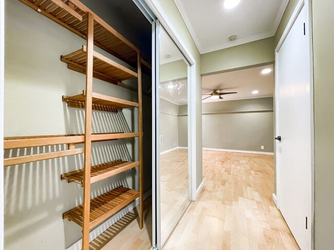 Building Photo - Pet Friendly 2-Bedroom Palolo Duplex