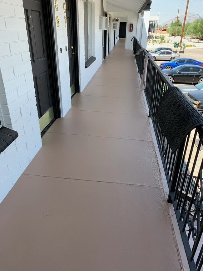 Clean Walkways and Exterior - 301 W Helen St