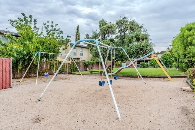 Building Photo - 3 Bed 2.5 Bath Pet-Friendly Retreat by The...