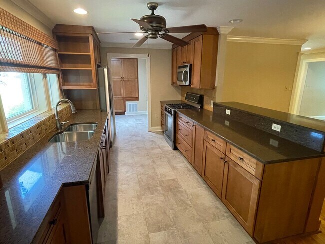 Building Photo - Elegant 4bd/3ba Home with Fenced-in Backyard