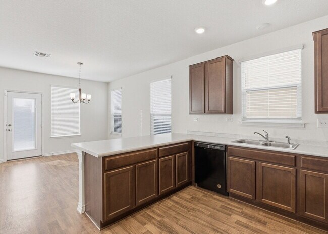 Building Photo - This spacious 4-bed/3-bath two-story rental is a gem waiting for you!