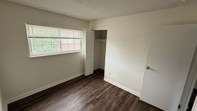 Building Photo - 3 Bedroom 2 Bathroom Condo Near Leetsdale and Monaco