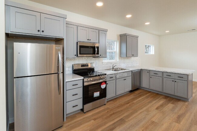 Building Photo - 374 SE Garner St