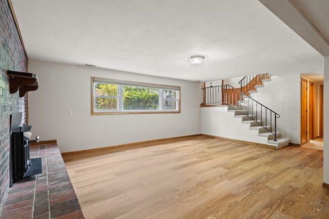 Building Photo - 1305 Jake Ln