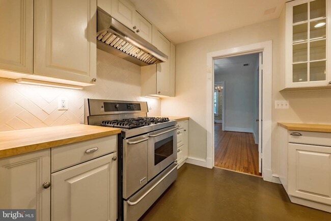 Building Photo - 3236 McKinley St NW