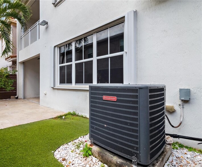 Building Photo - 8562 NW 108th Ave