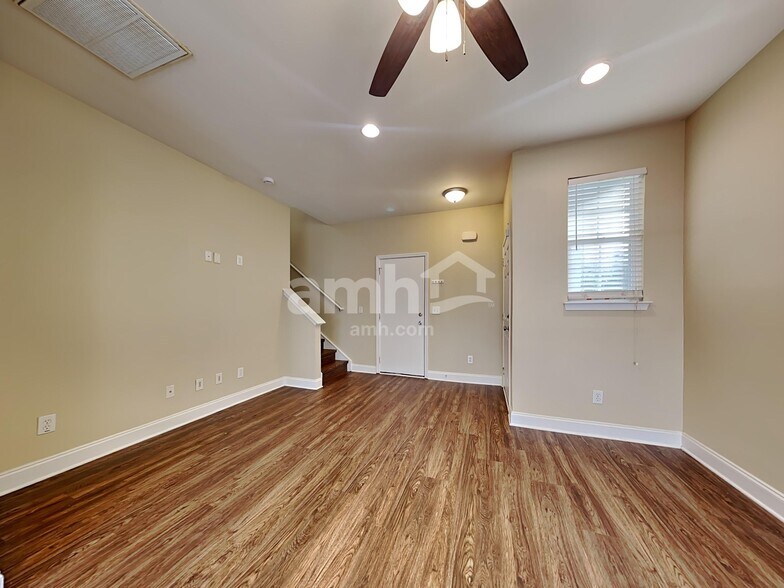 Building Photo - 8811 Shadowglen Dr