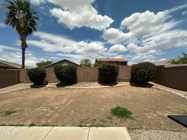 Building Photo - 15974 W Diamond St