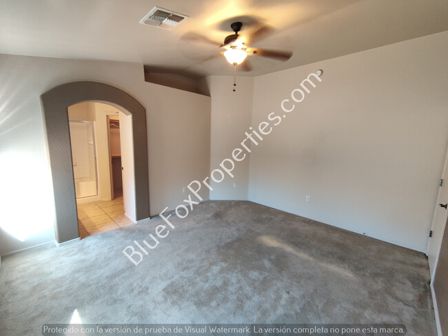 Building Photo - 2 Bedroom Townhome in Central Location