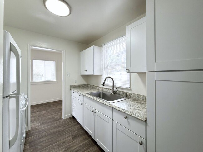 Building Photo - Single Level Cottage Near Downtown!