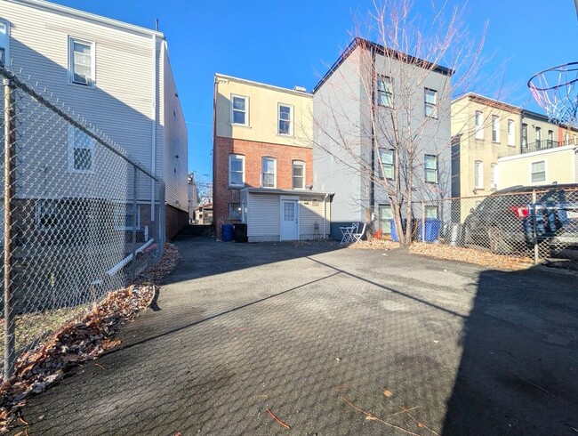 Building Photo - 246 Whiton St