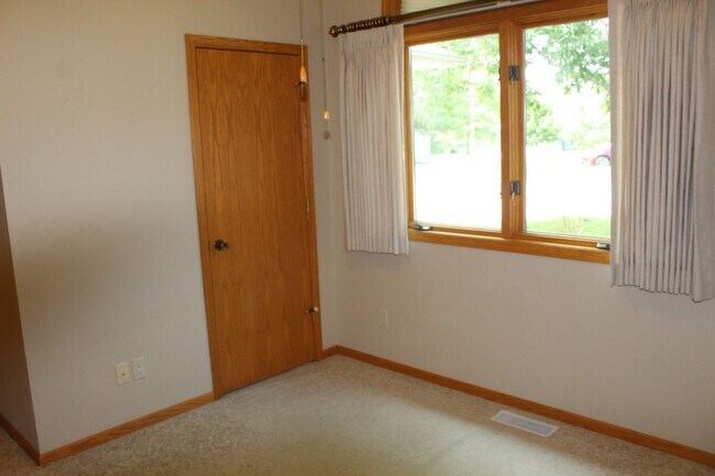 Building Photo - AVAILABLE JULY 2026!!! Incredible 3 bedroom, 2-1/2 bath duplex style condominium on Iowa City Eas...