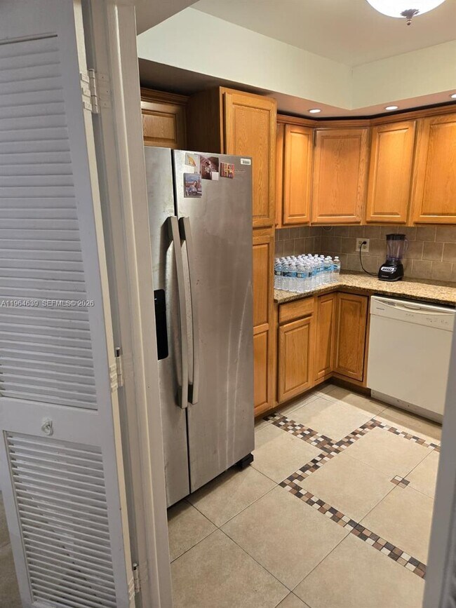 Building Photo - 4156 Inverrary Dr