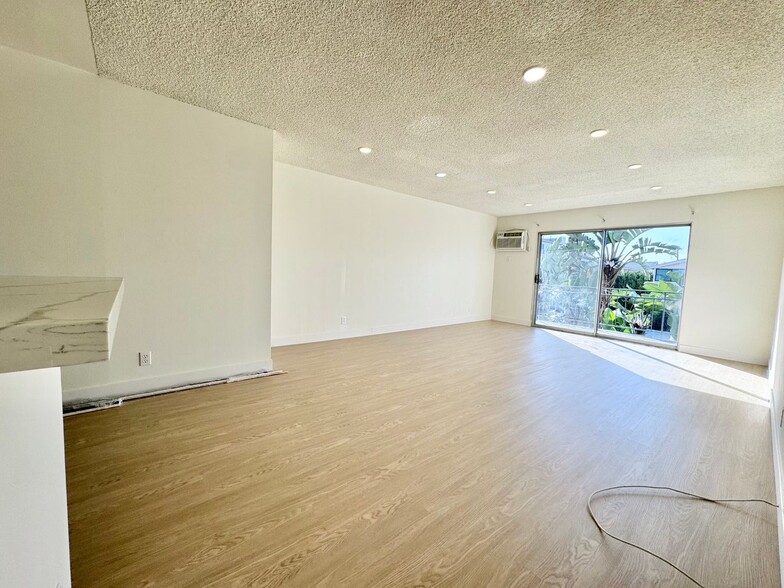 Building Photo - 10779 Woodbine St