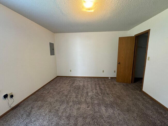 Building Photo - 3570-3572 Prescott Dr
