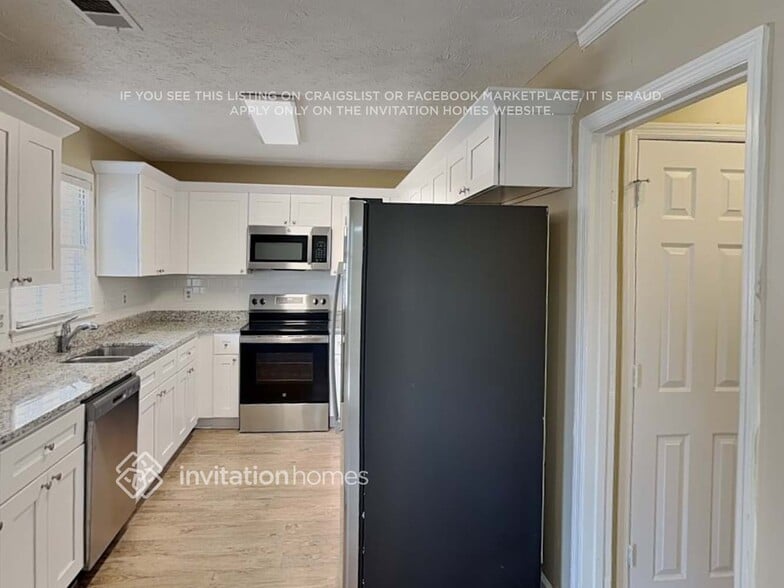 Building Photo - 921 David Dr