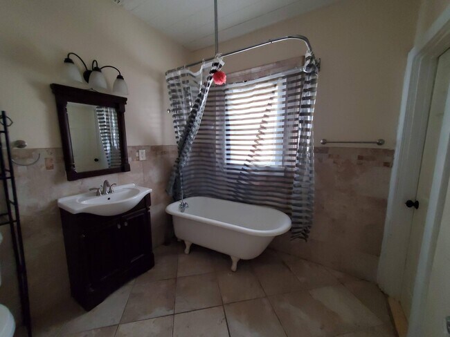 Building Photo - 301 Central Dr