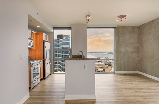 Building Photo - S/W Facing Icon Penthouse with Spectular Ballpark, Bay, and Ocean Views