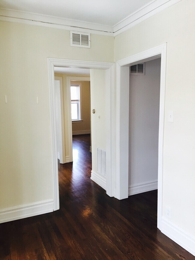 Building Photo - 3701 N Hoyne Ave