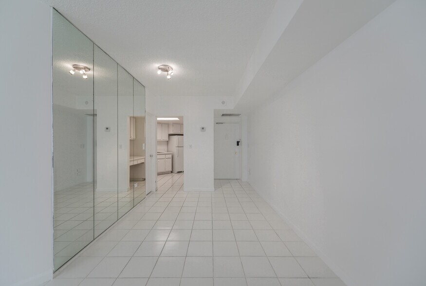 Building Photo - 801 Brickell Bay Dr
