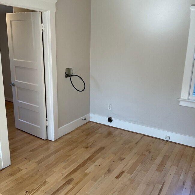 Building Photo - 272 S Grand St