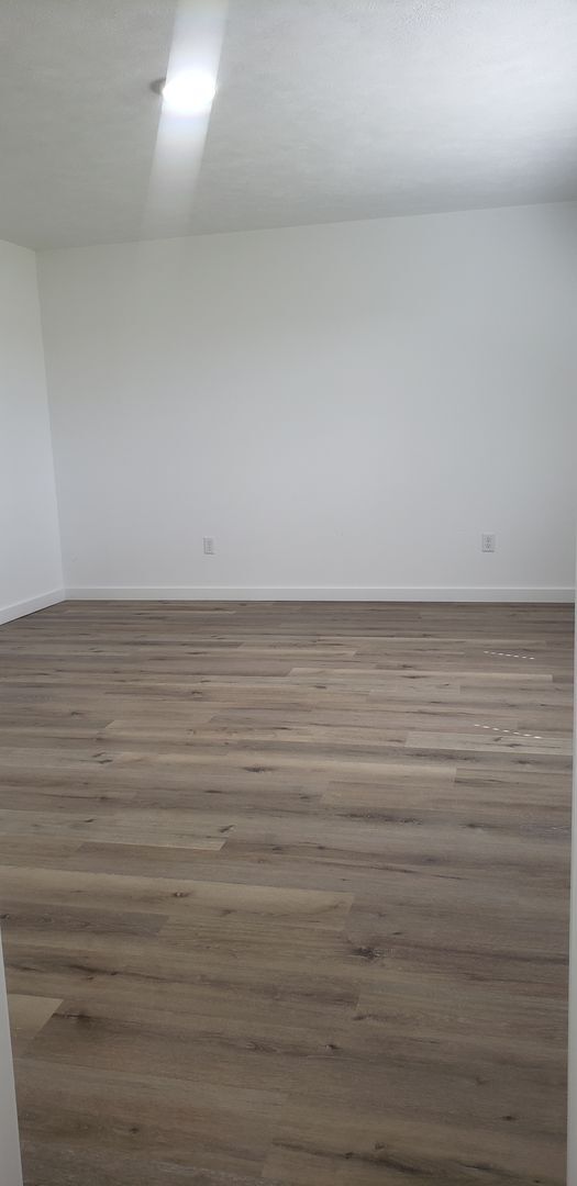 Building Photo - Beautiful Home with Large Yard, Privacy & ...