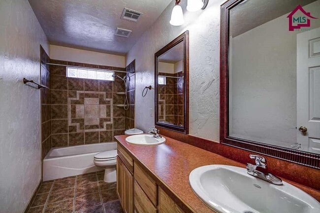 Building Photo - Great 3/2, Awesome Views, Spacious