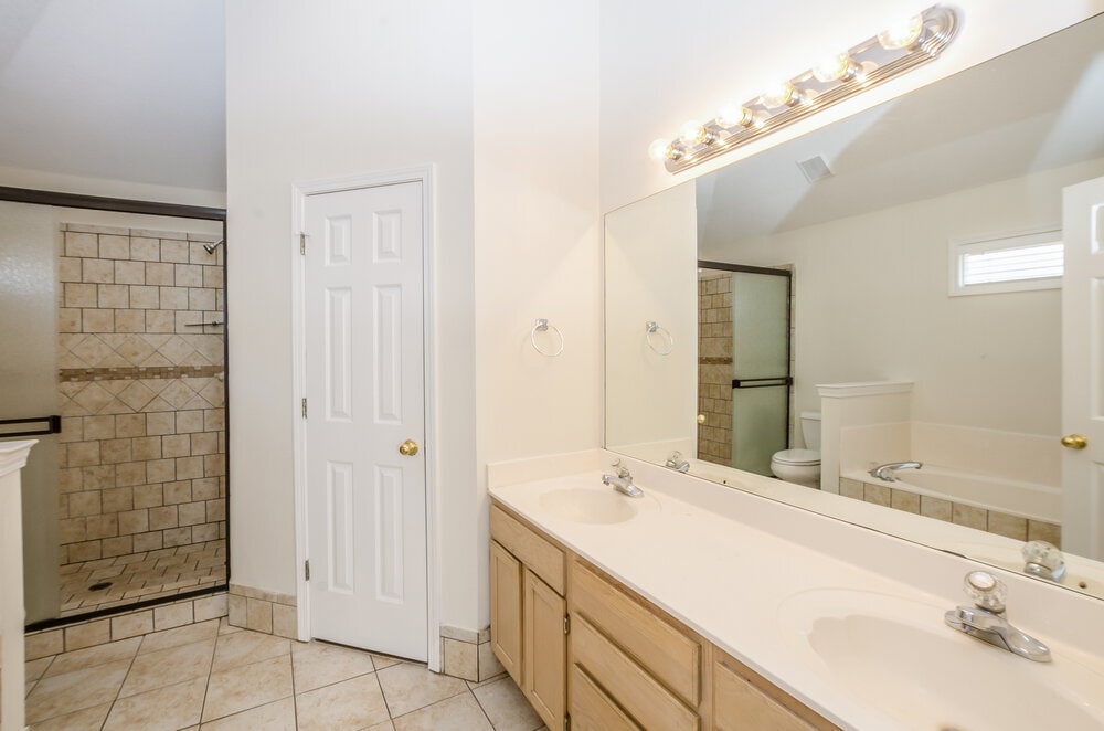 Building Photo - 8562 Shingle Oaks Dr