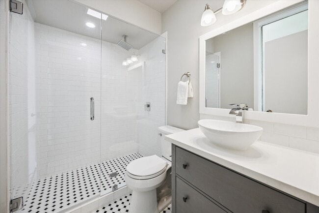 Building Photo - 5242 Memorial Dr