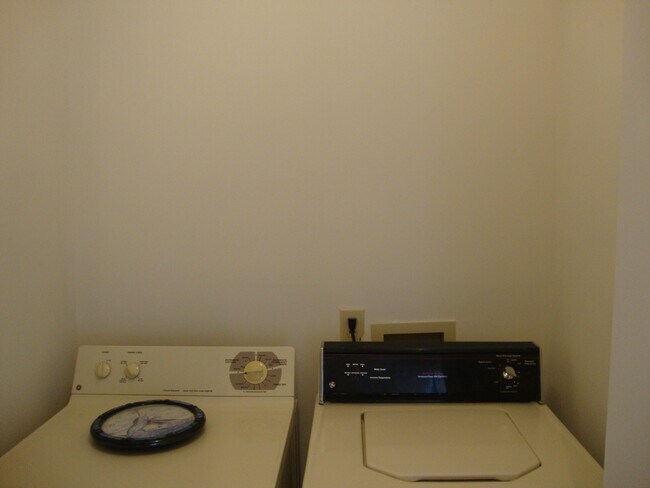 Building Photo - 4258 Pinehurst Cir