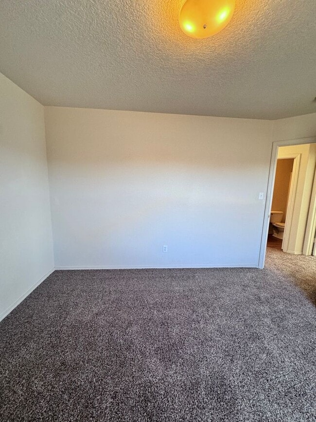 Building Photo - 3 bed 2 bath 2300 sq ft home-New Carpet