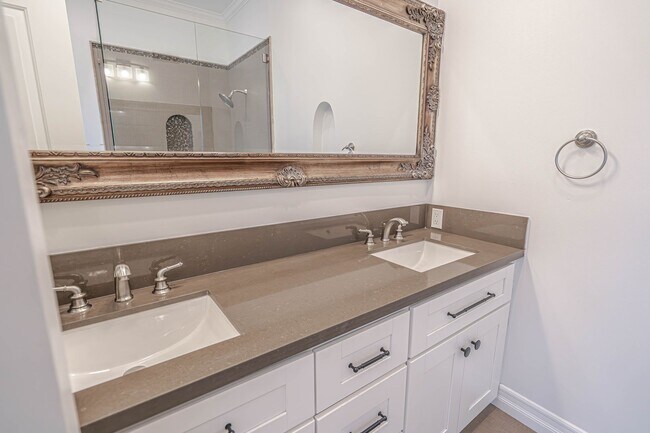 Building Photo - Woodland Hills Single Story 3 Bedroom Home...