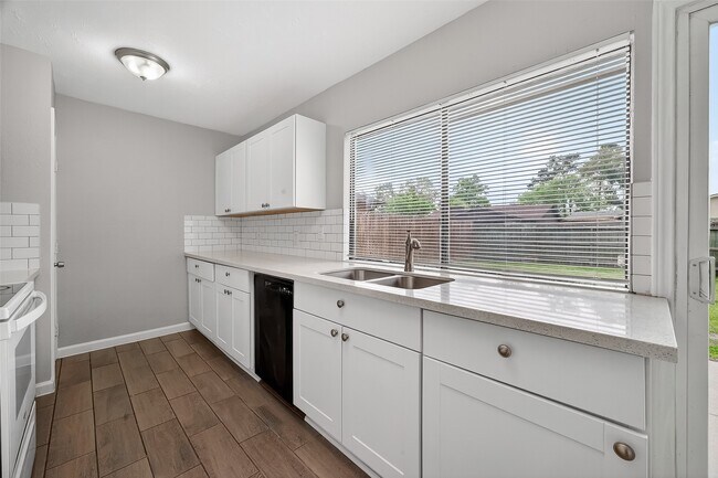 Building Photo - 14034 Lourdes Dr