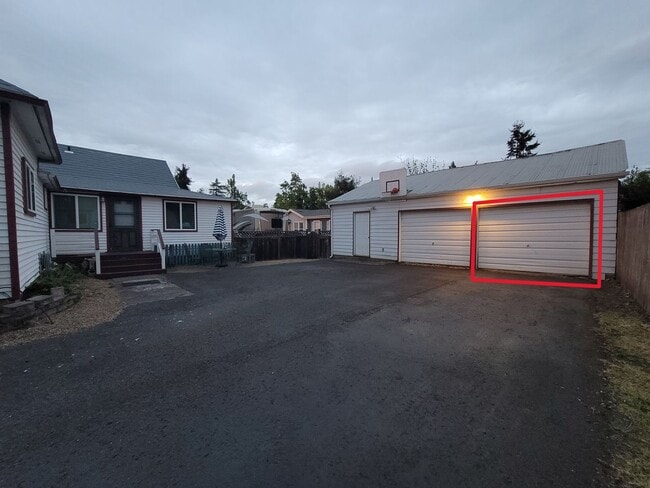 Building Photo - Charming 3 bedroom 2 bath