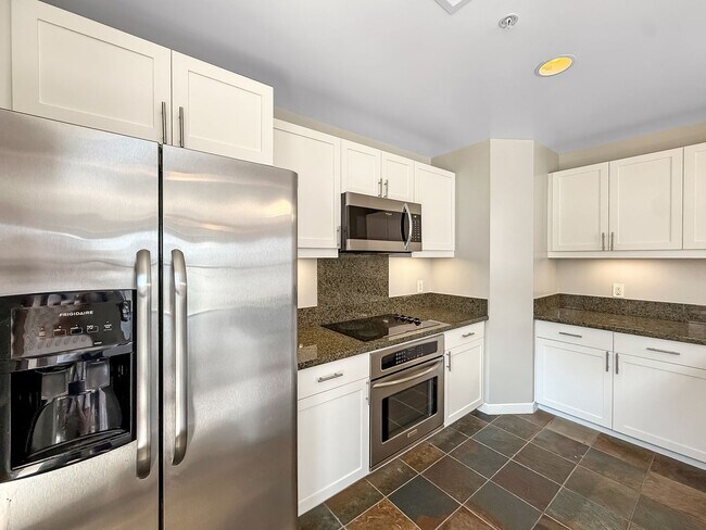 Building Photo - Beautiful 2B/2BA Downtown Corner Unit Cond...