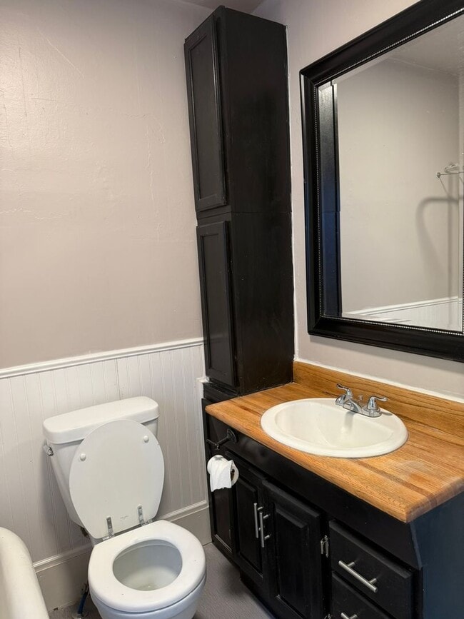 Building Photo - 2 Bed, 1 Bath Home