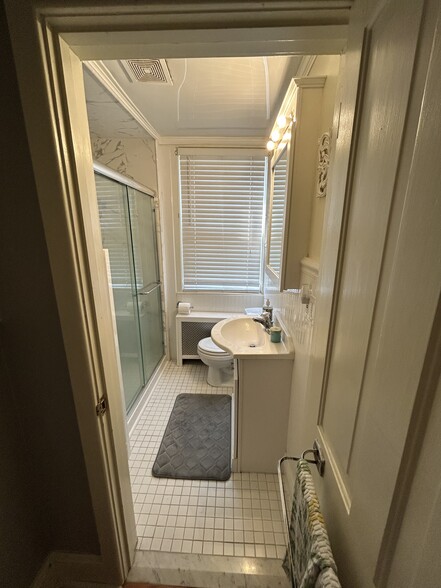 BATHROOM - 4 Lincoln Ave