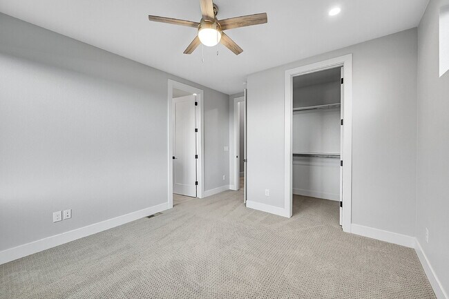 Building Photo - $3,175.00 - 2 Bedrooms, 2.2 Bathrooms, Tow...